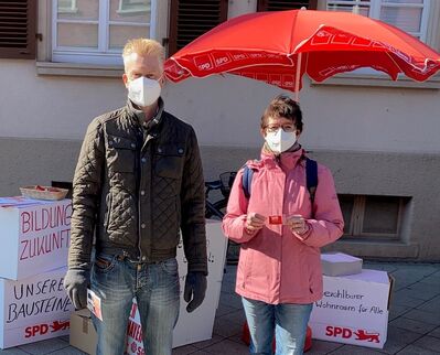 Peter Schallmayer mit Eveline Klein, Vorsitzende des SPD OV Minseln/Dinkelberg an unserem Infostand