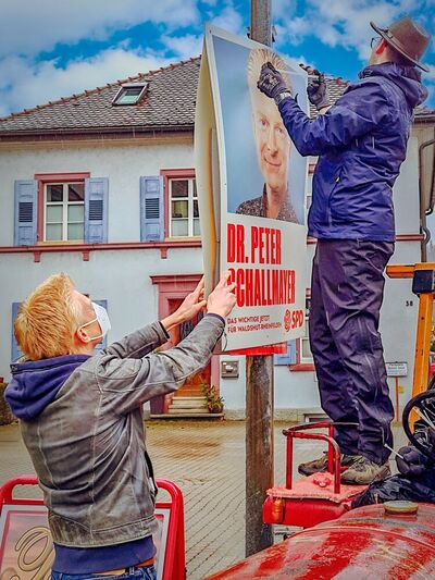 Die Wahlplakate werden aufgehängt