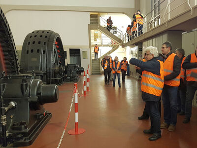 Besichtigung der Turbinenhalle im Wasserkraftwerk Wyhlen
