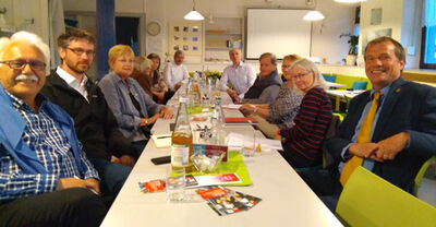 Als Wirtschaftsinformatiker mit am Tisch: Jonas Hoffmann, Bundestagskandidat (2.v.l.)